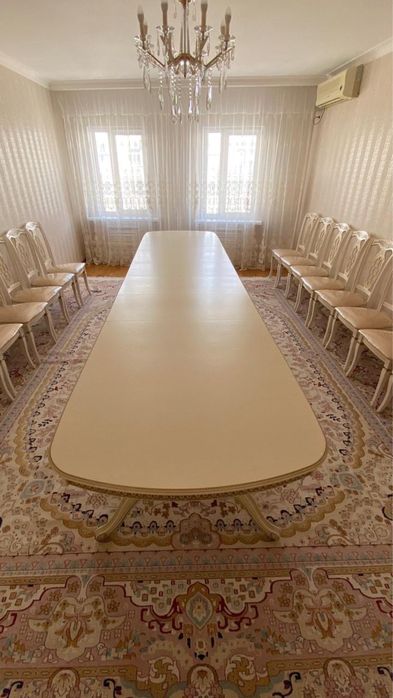 Продается гостиный стол из массива дерева