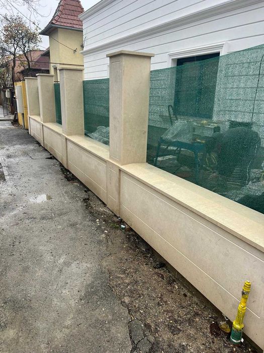 Capace de stalpi si de gard din travertin si piatra naturala