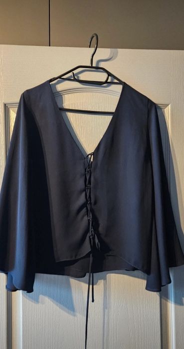 Top crop cu mâneci clopot, Zara