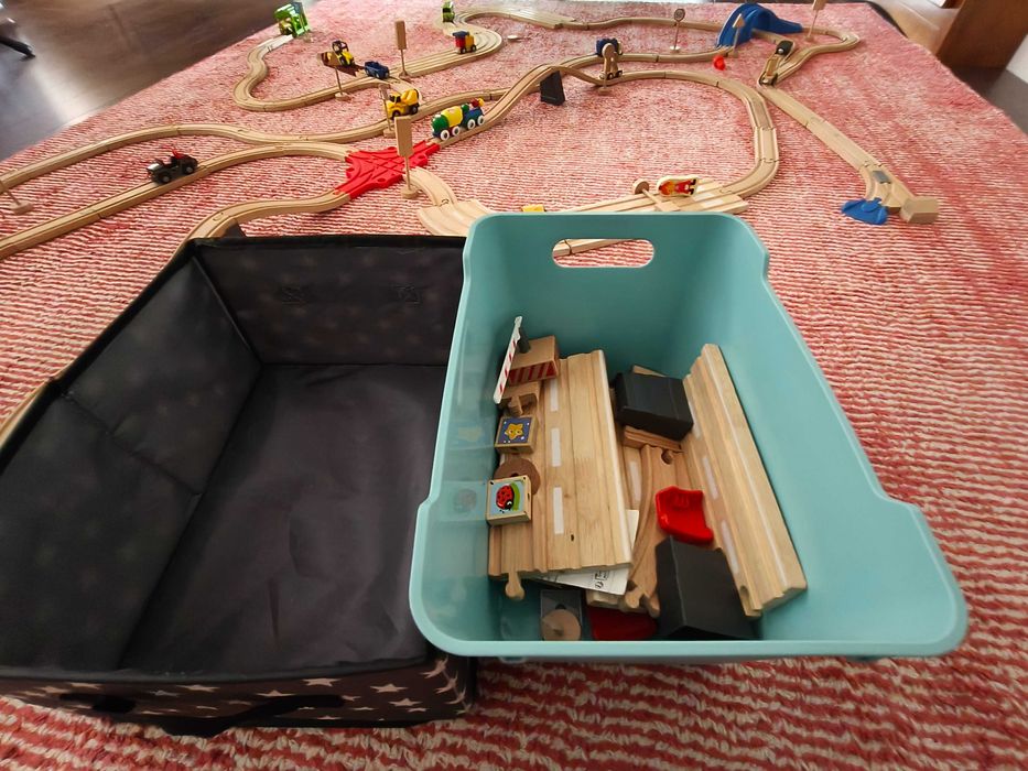 2-3 seturi de șine din lemn Playtive (Lidl)+semne de parcare+accesorii +câteva trenulețe chuggington– ideal cadou mare!