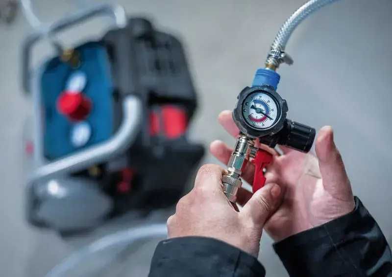 Акумулаторен компресор Bosch 18V GKO18V-51 , 51 л/мин, 8 барa , без батерии и зарядно