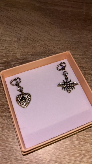 Cercei Christian Dior albinuță + inimioară ( logo ștanțat pe spate )