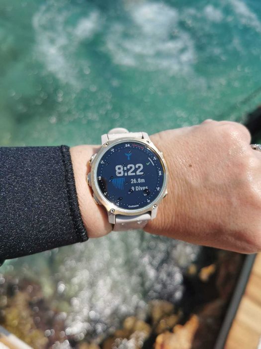 Garmin Descent Mk2s 43mm, Light Gold cu bratara din silicon Light Sand