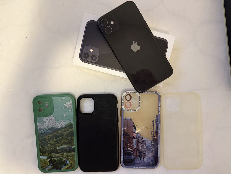 IPHONE 11 Black 64GB Unlocked, Original Box + 4 Cases