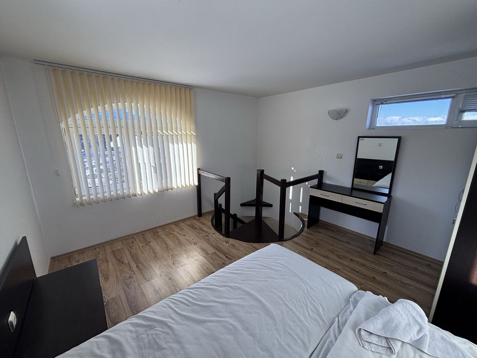 Просторен тристаен на метри от лифта