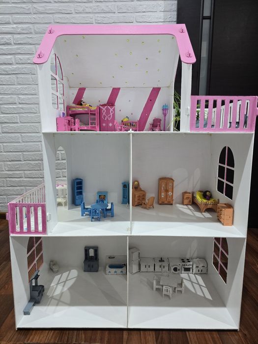 Кукольный домик с мебелью