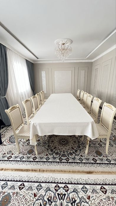 Большой стол со стульями