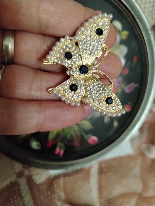 Броши  яркие бренд Шанель и т.д  в отл сост