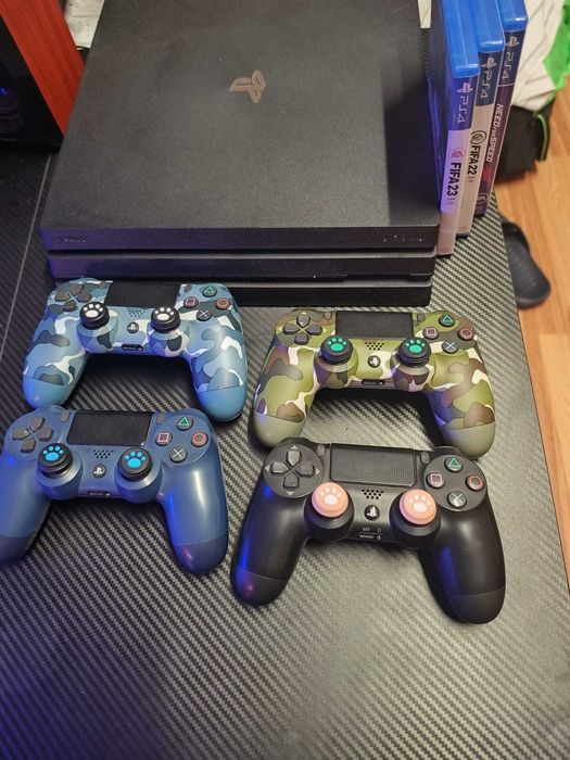 PlayStation 4 Pro 1TB + 4 controllere + 3 jocuri – stare foarte bună