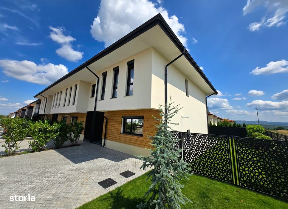 ESQ Village3, casa insiruita 127mpU, P+E,4 cam, 3 băi,2 locuri parcare
