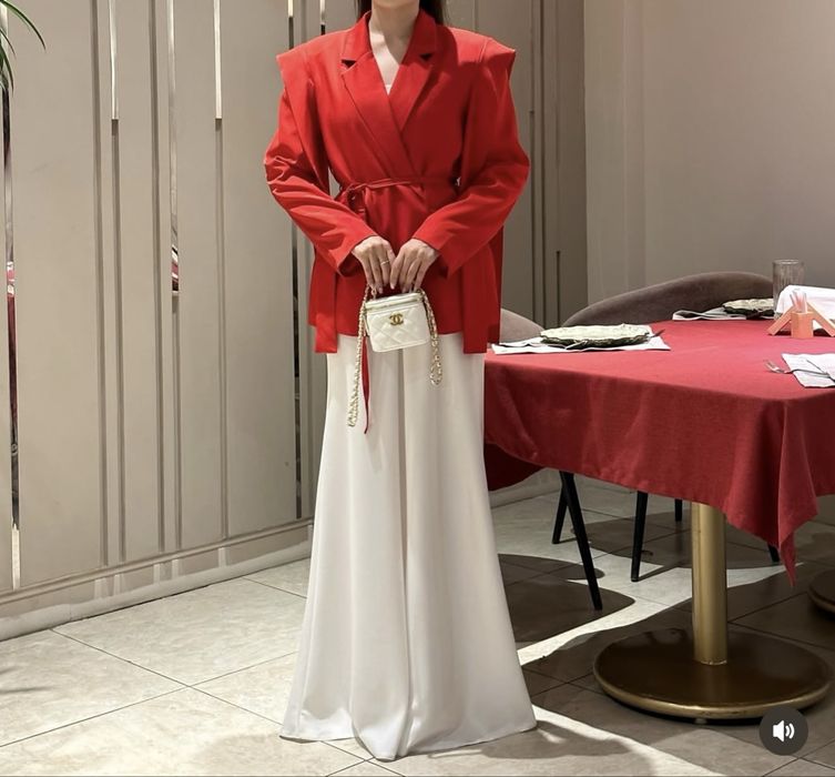 Красивый пиджак в красном цвете