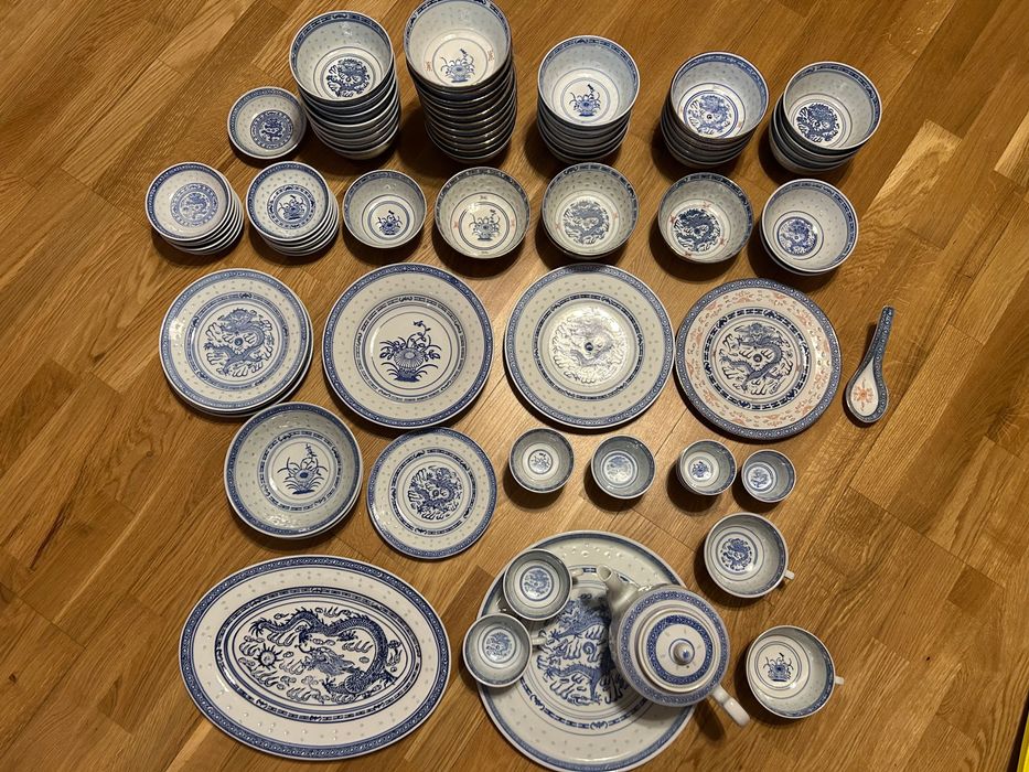 Colecție de boluri, farfurioare și cești chinezești bob de orez