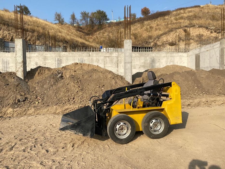 Бортповоротный мини погрузчик.