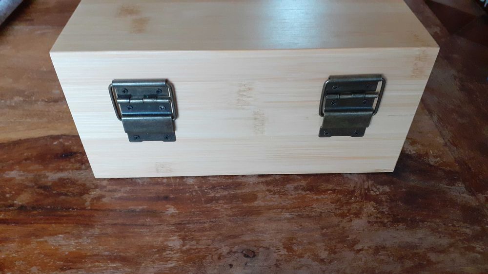 чаши антикварни масивни стъклени в масивна дървена кутия с кубчета лед