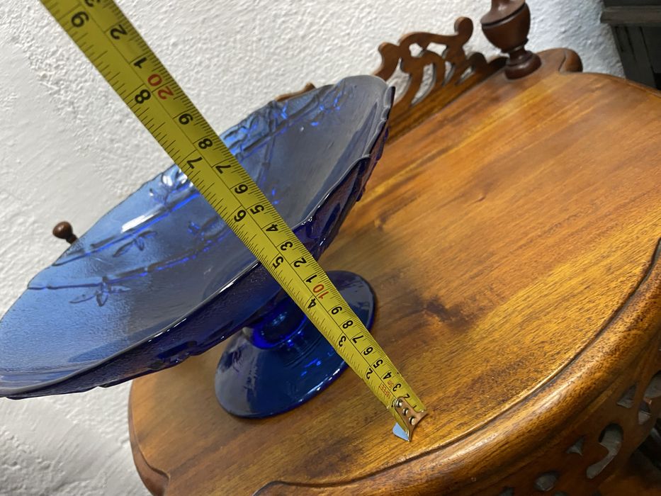 Синя стъклена купа  фруктиера на столче винтидж Чехословакия 1960 1979