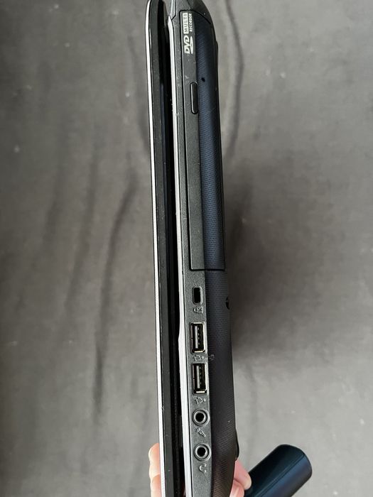 Лаптоп Asus в много добро състояние 17 инча работи добре