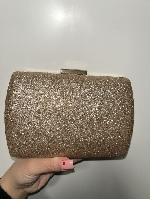 Рокля в златист цвят