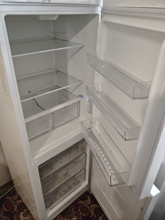 Продам холодильник Indesit