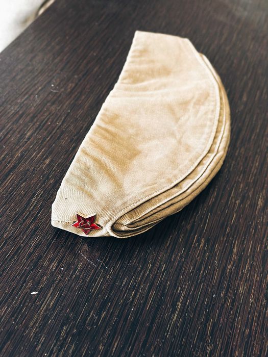 Пилотка, планшет,ремень.