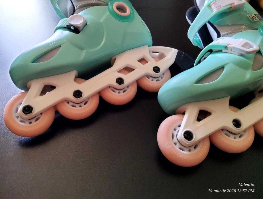 Role pentru copii reglabile, mărime 30–32, culoare mentă/roz