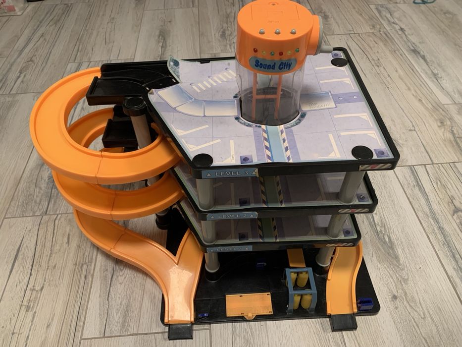 Jucarie mare , parcare cu 3 etaje cu lift si lumini