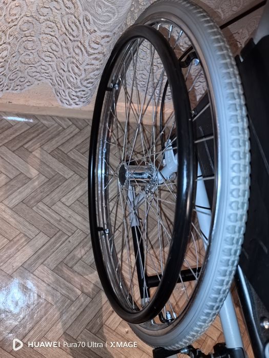 Инвалиден стол в перфектно състояние, без следи от употреба.