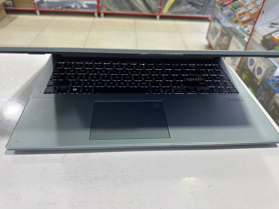 Asus core i3-N305 DDR5 8/256 SSD ideal holatda