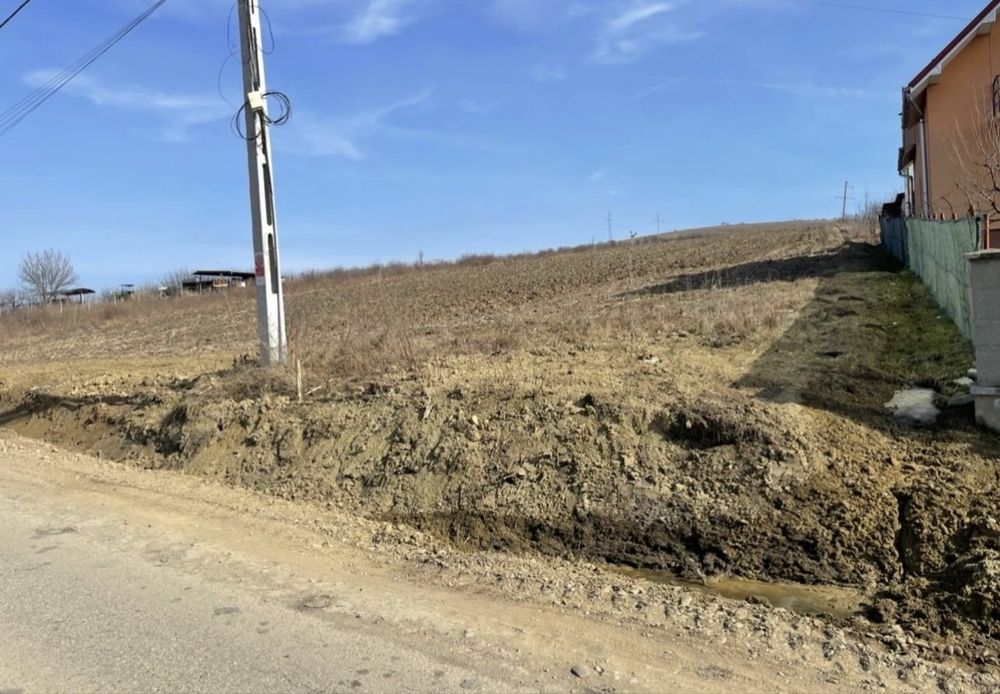 Vând 1800 mp de Teren intravilan  in loc. Recea Mică