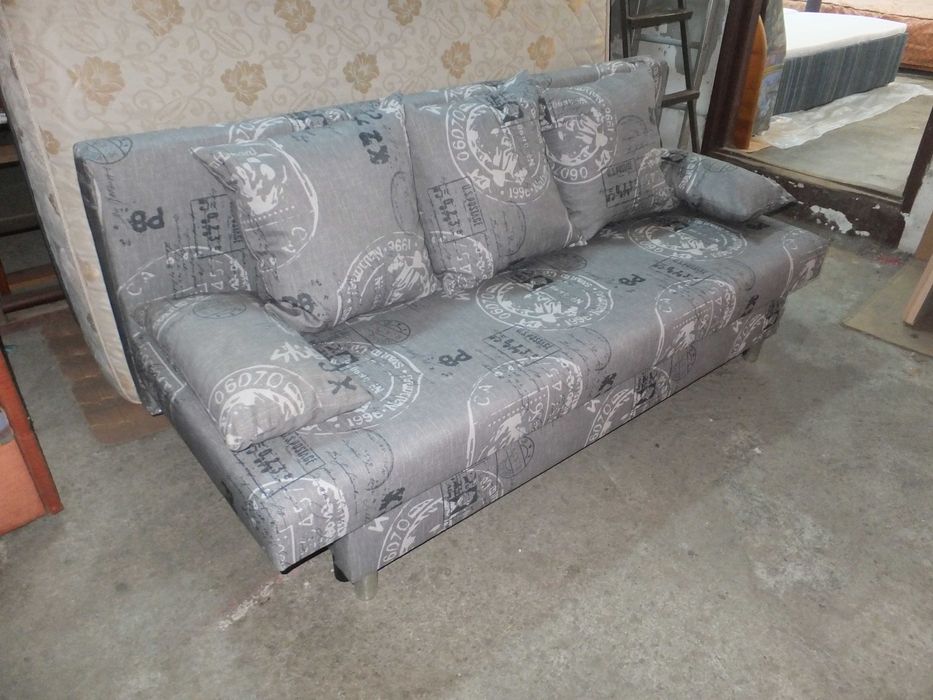 Canapea extensibila practica pentru spatii mici cu lada de depozitare