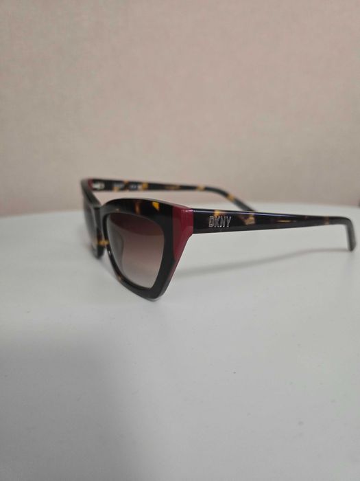 Дамски слънчеви очила DKNY