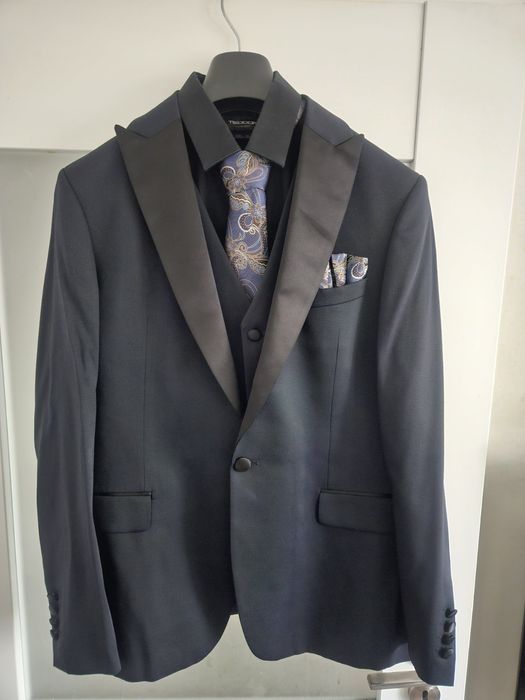 Абитуриентски костюм