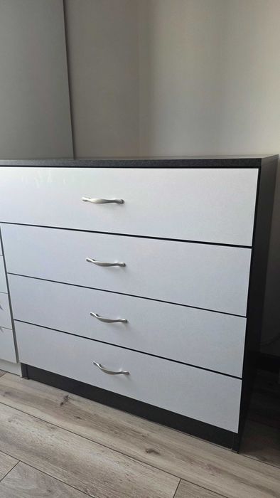 Практичен скрин с четири чекмеджета.