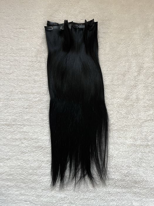 Блестяща черна треса на щипки