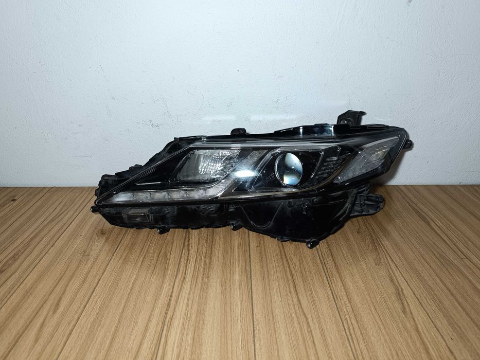 Фара Левая Toyota Camry 70 75 Тойота Камри Оригинал Б/У передняя