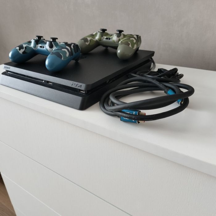 Продам PS4 в отличном состоянии