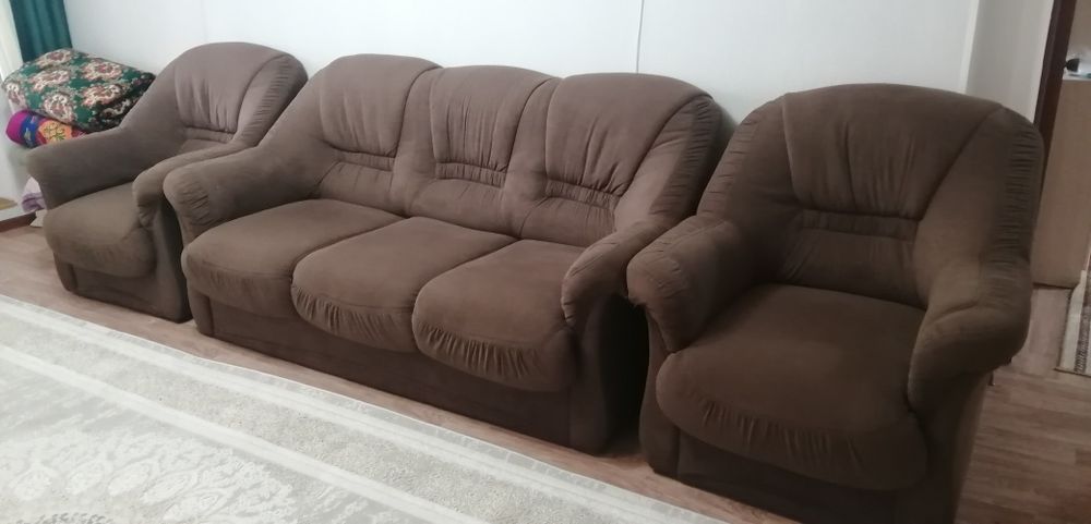 Диван с двумя креслами