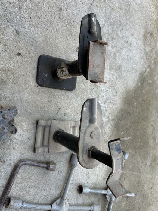 Домкрат и ключ подставка