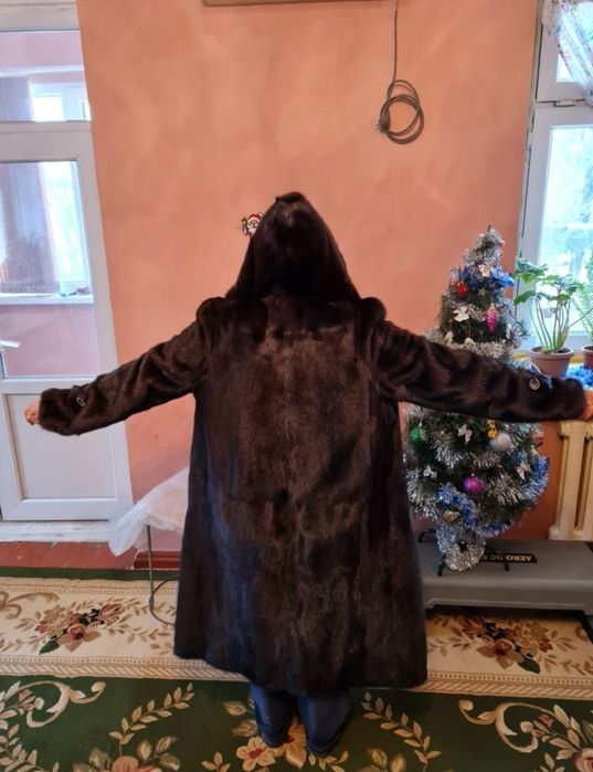 Норкавая шуба с капюшоном.