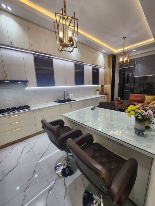 Новостройка квартира сотилади(қизиқ бўса нархи келишилади),ўзимни уйим