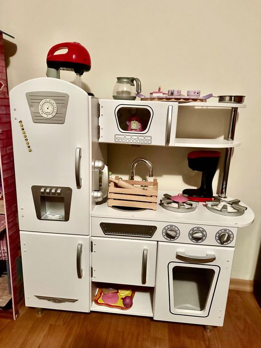 Детска кухня от дърво най-висок клас  с много екстра посуда.