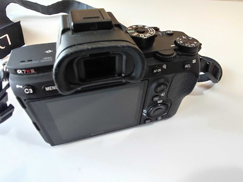 Продавам Sony A7III + обектив 28-70mm f/3.5-5.6 OSS