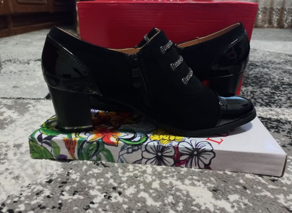 Pantofi cu toc negri