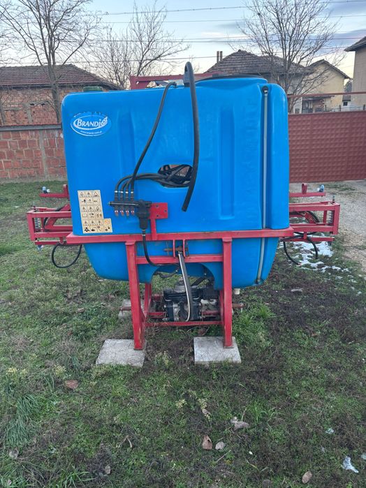 Навесна пръскачка 800 литра