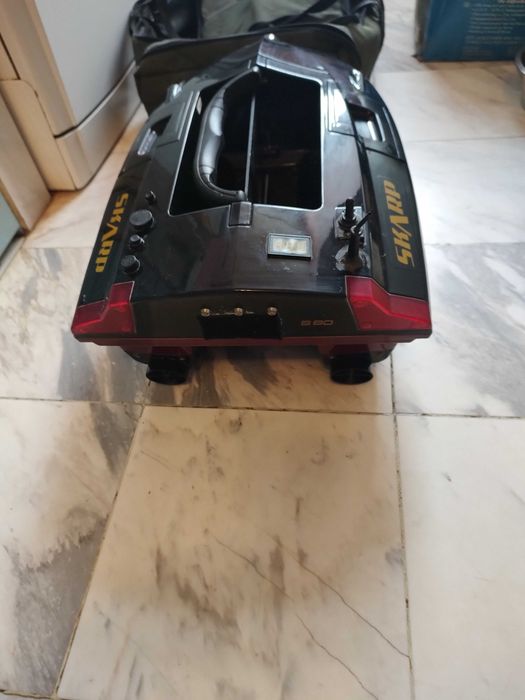 Лодка за захранка и нанасяне на въдици