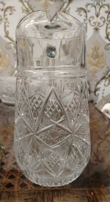 Три хрустальных графина с рюмочками.