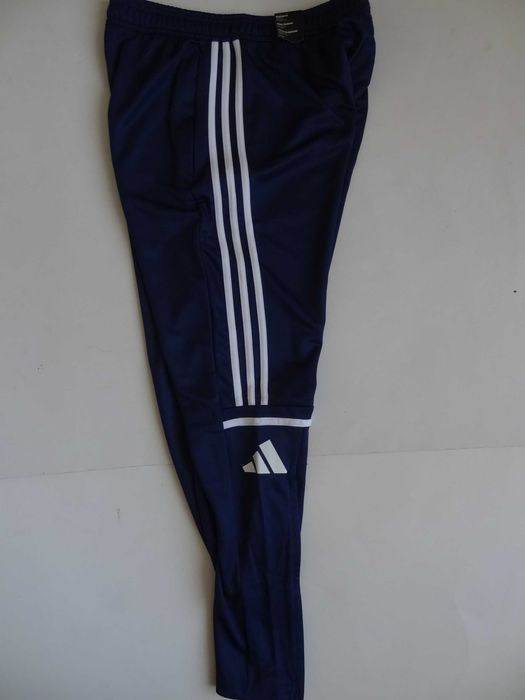 Adidas ,нов оригинален мъжки анцуг,размер М,цвят тъмносин.