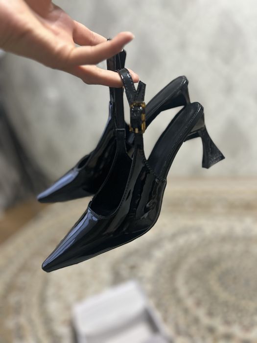 Остроносые туфли