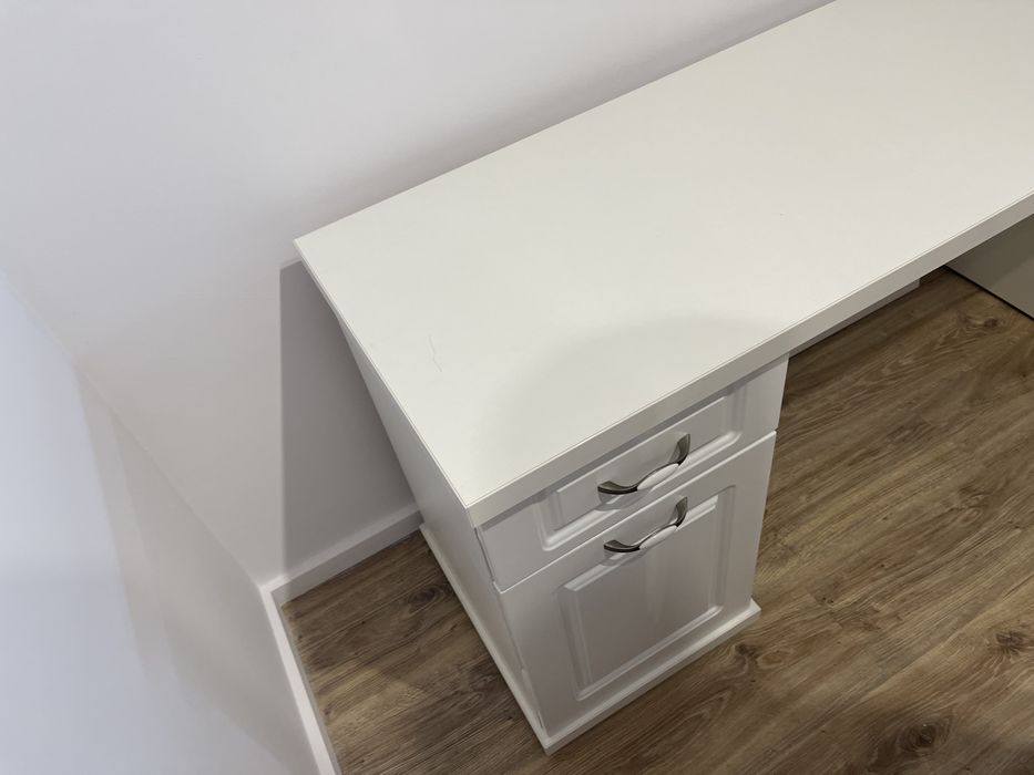 Birou alb, elegant, blat de 140x50cm, sisteme soft-close