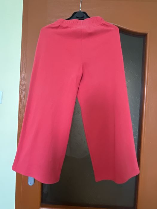 Красив червен панталон