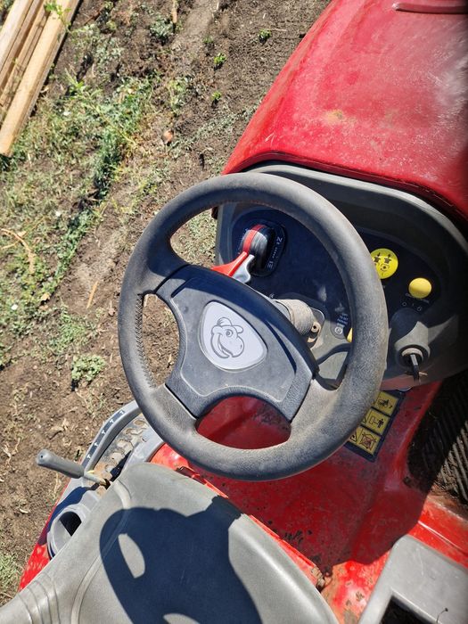 Vand tractoras de gazon